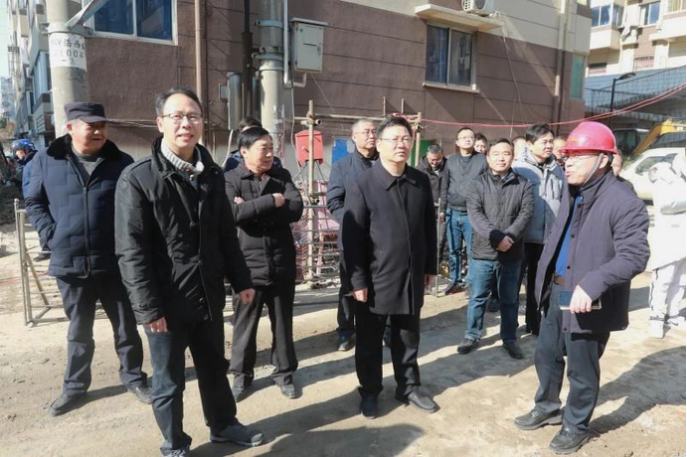 黄卫锋区长一行视察我公司老旧小区改造工程 黄卫锋区长一行视察我公司老旧小区改造工程